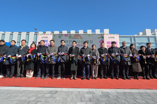 ▲ 영덕전통시장 재건축 개장을 기념하는 ‘어울림 한마당’ 행사가 지난 9일 시장 2층 광장에서 열렸다.ⓒ영덕군