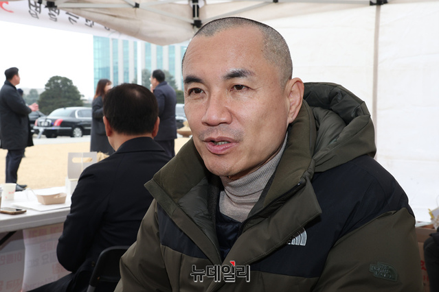 ▲ 김진태 강원도지사가 10일 서울 영등포구 국회의사당 본관 앞에 천막 농성장에서 뉴데일리와 만나 인터뷰를 하고 있다. ⓒ이종현 기자