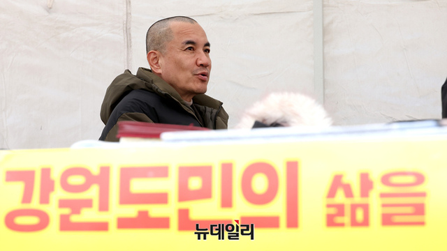 ▲ 김진태 강원도지사가 10일 국회의사당 본관 앞 천막 농성장에 있는 모습. ⓒ이종현 기자