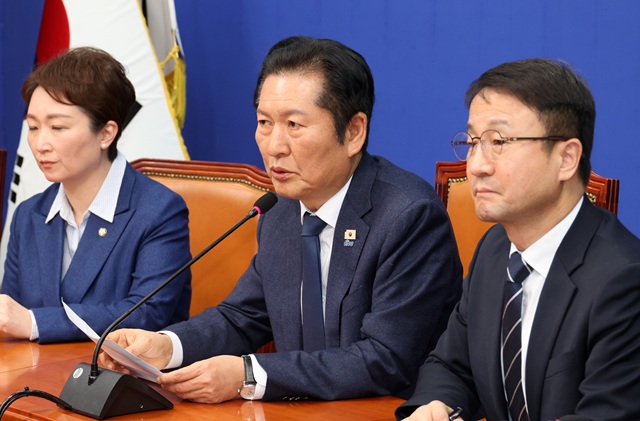 ▲ 정청래 더불어민주당 대표가 10일 국회에서 열린 더불어민주당 긴급 최고위원회의에서 지방선거 전 조국혁신당과의 합당 논의를 중단한다고 밝히고 있다. ⓒ뉴시스