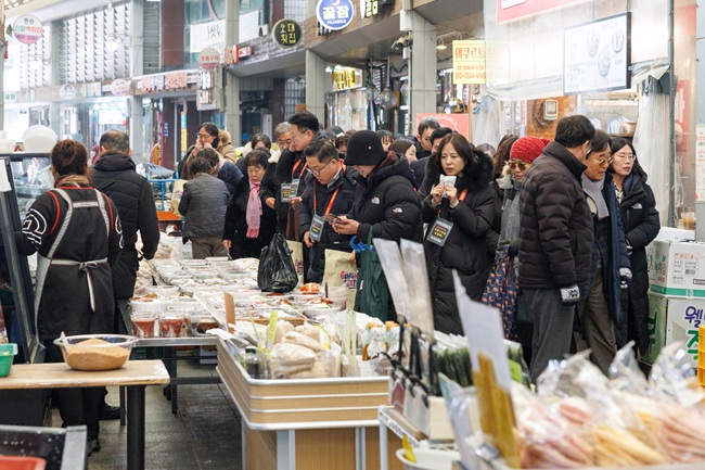 ▲ 강원 철원군(군수 이현종)이 10일 강원특별자치도 경제국 및 도의원과 함께 동송전통시장에서 설맞이 전통시장 장보기 캠페인을 가졌다. ⓒ철원군