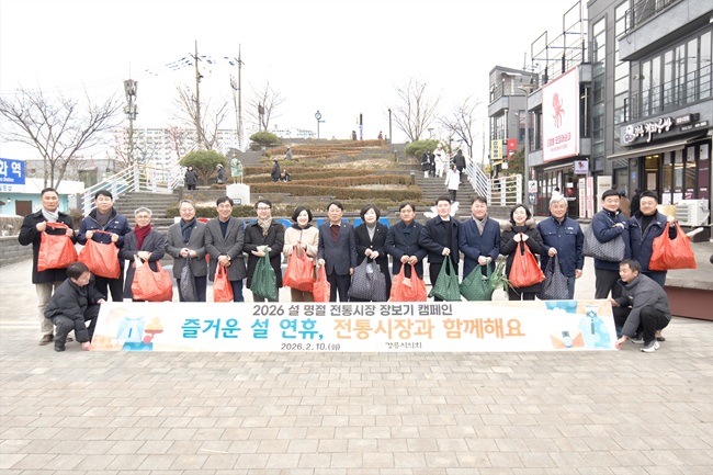 ▲ 최익순 의장을 비롯한 강릉시의회 의원들은 각자 중앙·성남시장 곳곳에서 온누리상품권을 사용해 직접 장을 보며, 시장 상인을 격려하고 애로사항을 청취하는 시간을 가졌다. ⓒ강릉시의회