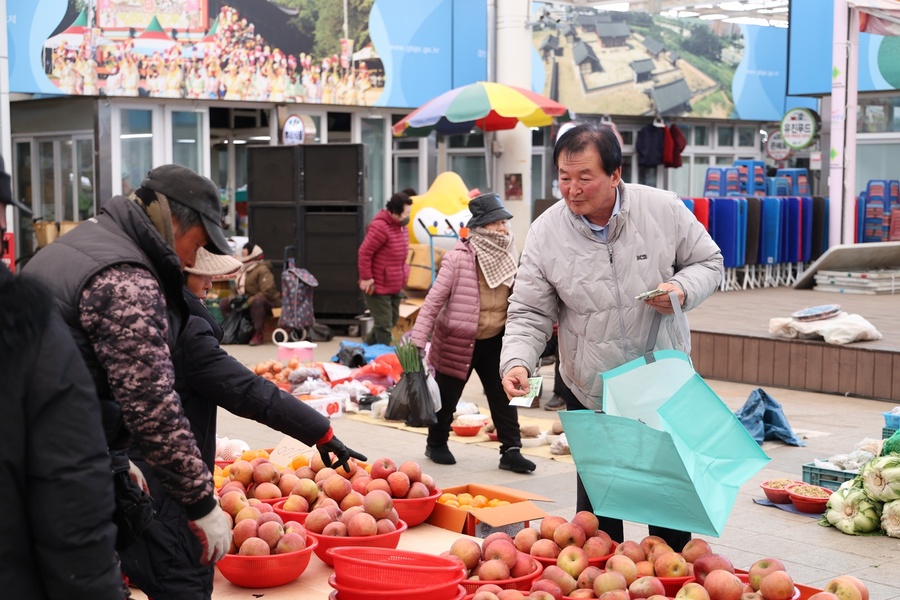 ▲ 경산시의회(의장 안문길)는 2월 10일 민족 대명절 설을 앞두고 경산공설시장을 방문해 전통시장 장보기 행사를 진행했다.ⓒ경산시의회