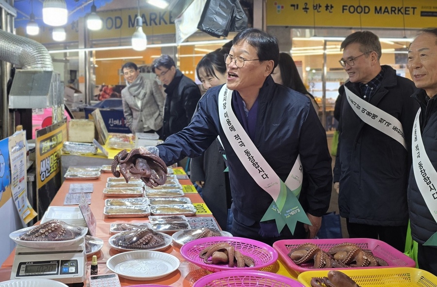 ▲ 대구 수성구(구청장 김대권)는 설 명절을 앞두고 10일 신매시장을 방문해 장보기 행사를 개최하고 물가상승과 경기침체로 어려움을 겪고 있는 상인들을 격려했다.ⓒ수성구