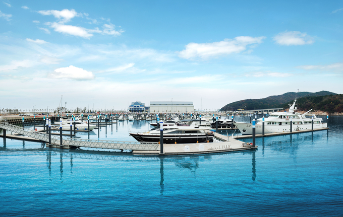 ▲ 인천 중구 왕산마리나 선착장에는 수상레저체험을 할 수 있는 요트들이 정박해 있다. ⓒ인천관광공사 제공