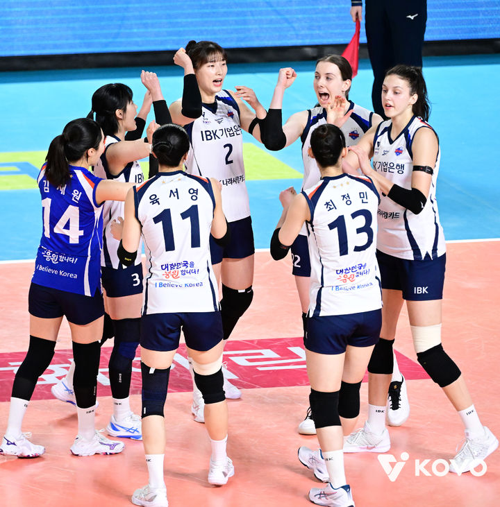 ▲ 기업은행이 자테네가 복귀한 정관장을 9연패로 몰아 넣었다.ⓒKOVO 제공