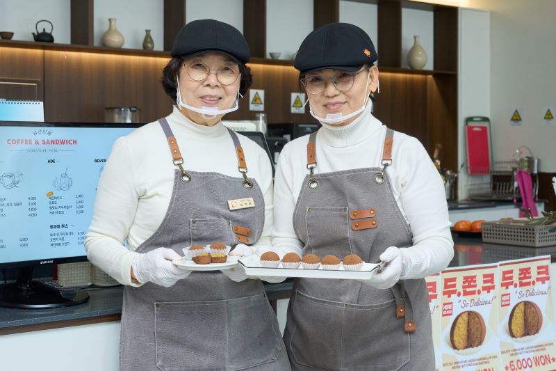 ▲ 천안시시니어클럽 시장형 사업단 시니어카페 ‘남산의 봄’ 근무자들이 직접 만든 두바이 쫀득 쿠키를 선보이고 있다.ⓒ천안시