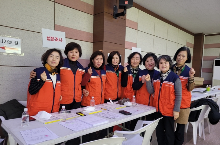 ▲ 옥천군  농어촌기본소득 신청 접수 자원봉사자. ⓒ옥천군