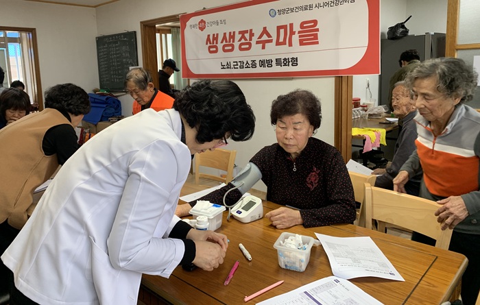 ▲ 청양군 보건의료원이 관내 마을회관을 순회하며 어르신들을 대상으로 건강 검진을 실시하고 있다.ⓒ청양군