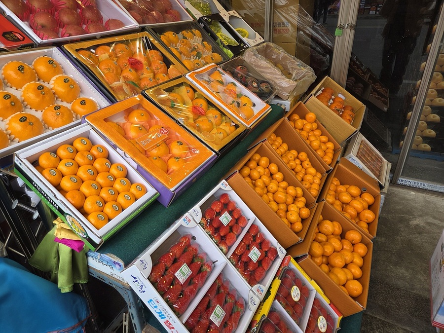 ▲ 시장에서 판매중인 과일 선물세트 ⓒ남수지 기자