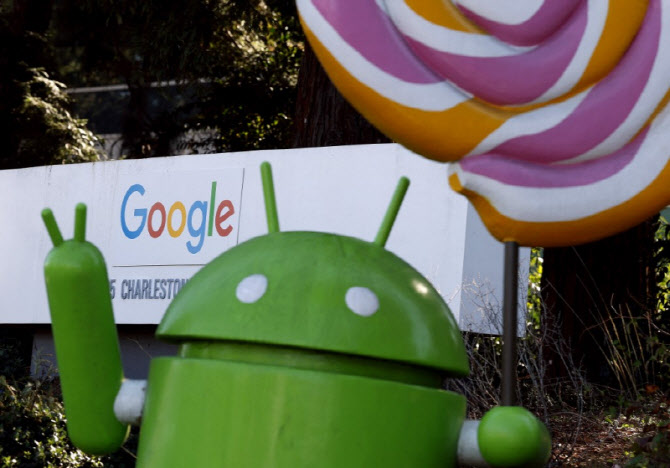 ▲ 캘리포니아주 마운틴뷰에 위치한 구글 본사에서 안드로이드 캐릭터가 전시돼 있다. ⓒAFP
