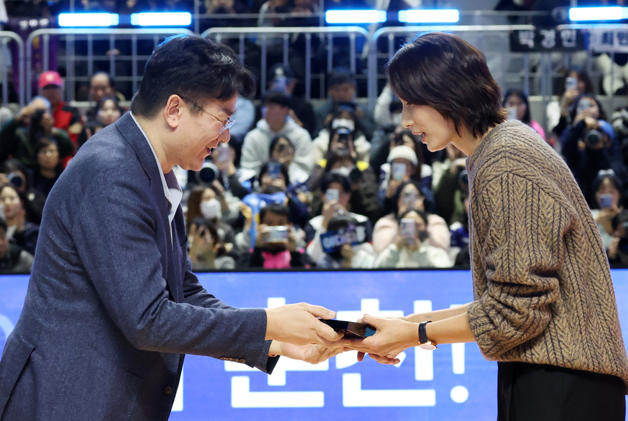 ▲ 조 회장이 KOVO 총재 자격으로 김연경 前 선수에게 기념패를 전달하는 모습. ⓒ연합뉴스