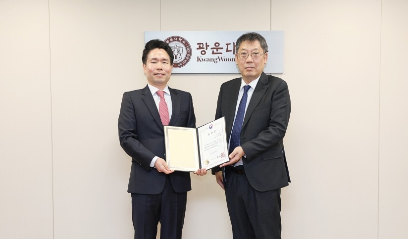 ▲ 광운대 교수지원팀 류지호 과장(왼쪽)이 윤도영 총장으로 교육부장관 표창을 전달받고 기념사진을 촬영하고 있다.ⓒ광운대