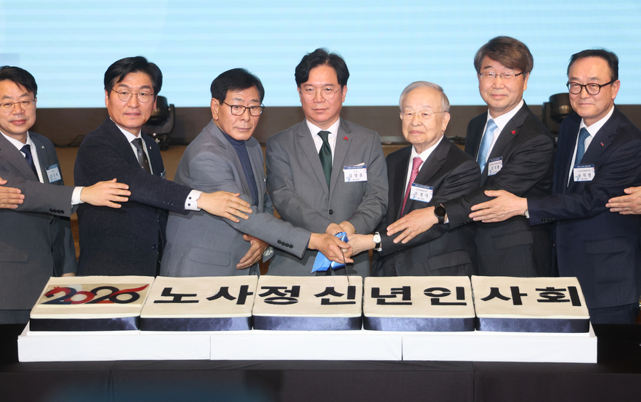 ▲ 8일 용산 피스앤파크컨벤션에서 열린 2026 노사정 신년인사회에서 서종수 한국노총 상임부위원장(왼쪽 세번째부터)과 김영훈 고용노동부 장관, 손경식 경총 회장 등 참석자들이 케이크 커팅을 하고 있다. ⓒ연합뉴스