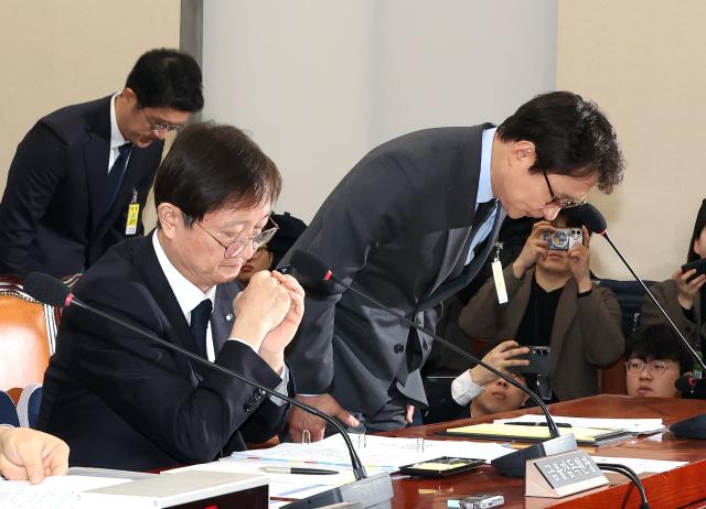 ▲ 이재원 빗썸 대표이사가 11일 국회에서 열린 정무위원회 전체 회의에서 국내 가상자산거래소 빗썸에서 발생한 거액의 비트코인 오지급 사태를 놓고 긴급 현안질의에 답하기에 앞서 고개 숙여 사과하고 있다. ⓒ연합뉴스