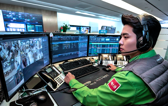 ▲ 에스원 수원관제센터의 관제사.ⓒ에스원
