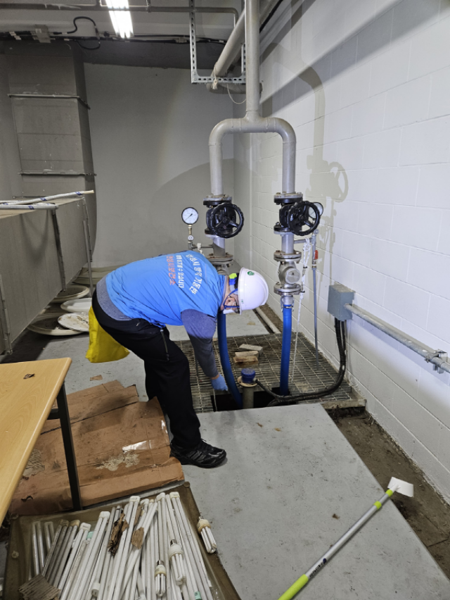 ▲ 겨울철 월동 모기 선제 방역ⓒ안성시 제공