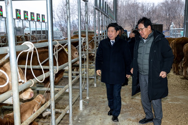 ▲ 제천시장 김창규 축산농가 방문