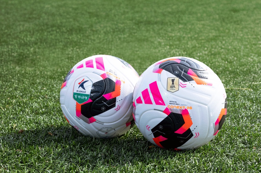 ▲ 축구연맹이 '하나은행 K리그 2026' 공인구로 아디다스 '커넥스트 26 프로(CONEXT 26 PRO)'를 채택했다.ⓒ한국프로축구연맹 제공