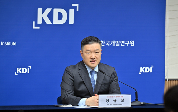 ▲ 정규철 KDI 경제전망실장은이 11일 정부세종청사에서 올해 ‘경제전망 수정’을 발표하고 있다. ⓒKDI