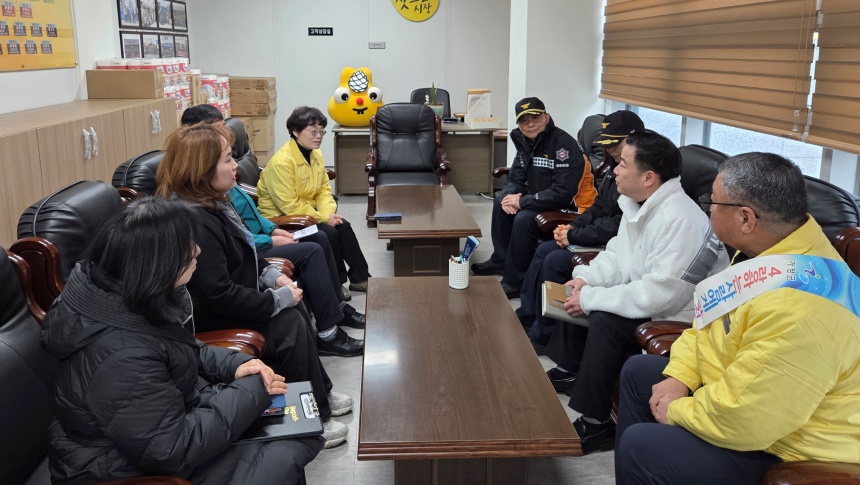 ▲ 가평군은 10일 김미성 부군수 총괄로 잣고을시장과 창업경제타운을 찾아 화재예방 등을 위한 사전 현장점검을 진행했다 ⓒ가평군 제공