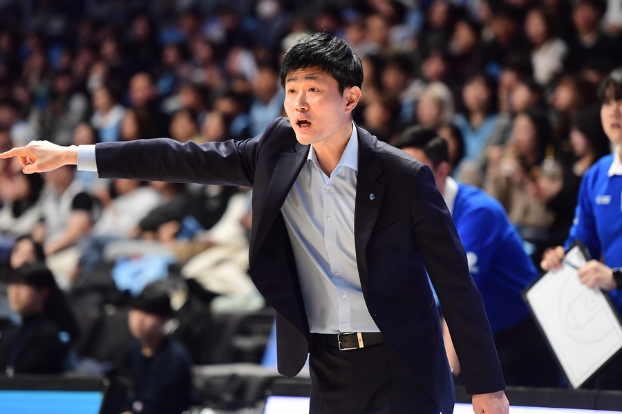 ▲ 한국가스공사가 강혁 감독과 2년 재계약을 체결했다.ⓒKBL 제공