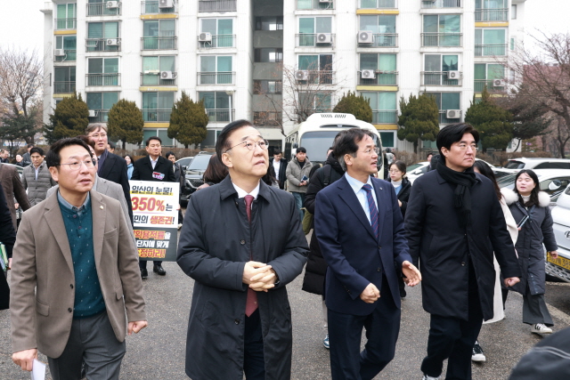 ▲ 김윤덕 국토교통부 장관이 일산 강촌마을 5단지 현장을 둘러보고 있다. ⓒ국토부