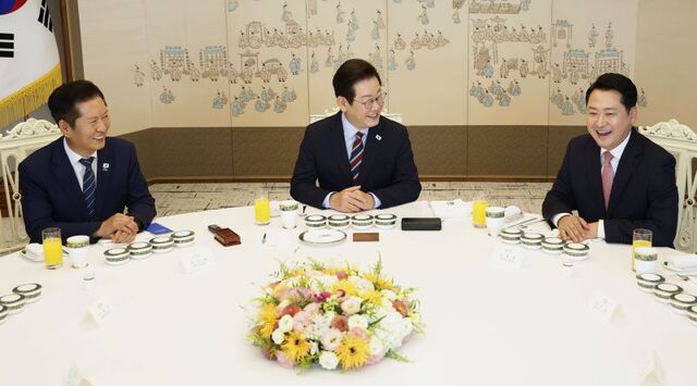 ▲ 이재명 대통령이 지난해 9월 8일 서울 용산 대통령실 청사에서 열린 여야 지도부 오찬 회동에서 정청래 더불어민주당 대표, 장동혁 국민의힘 대표와 대화하는 모습. ⓒ뉴시스