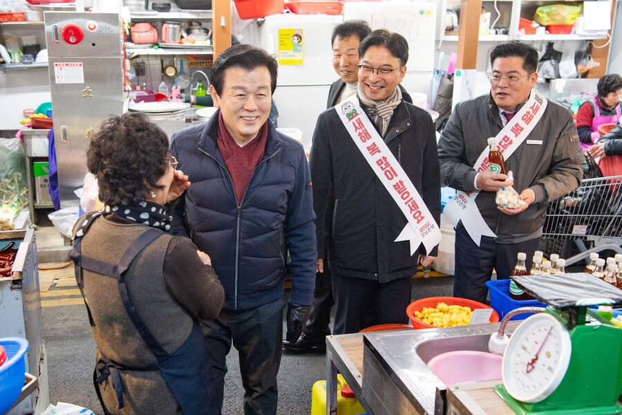▲ 조규일 시장을 비롯한 시 관계자들은 직접 제수 용품을 구매하며, 명절의 물가 동향을 살피고, 현장에서 느끼는 상인들의 애로사항을 경청하는 한편, 장을 보러 나온 시민들과 명절 인사를 나누는 등 소통의 시간을 가졌다.ⓒ진주시