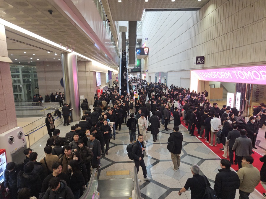 ▲ 11일 오전 서울 강남구 삼성동 코엑스에서 국내 최대 반도체 전시회인 '세미콘 코리아 2026'이 개최됐다. 입장을 위해 대기 중인 인파.ⓒ윤아름 기자