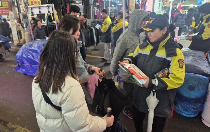 ▲ 고양시는 전통시장을 찾은 시민들을 대상으로‘겨울철 재난 대비 합동 캠페인’을 전개했다 ⓒ고양특례시 제공