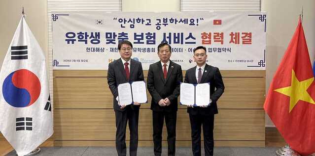 ▲ 9일 오전 주한베트남대사관에서 현대해상 기업영업2본부장 유영철 상무(왼쪽)와 재한베트남유학생총회 응우옌 쩐 훙(Nguyen Tran Hung, 오른쪽) 회장이 부호(Vu Ho) 주한베트남대사(가운데)가 배석한 가운데 업무협약을 맺고 기념촬영을 하고 있다. ⓒ현대해상