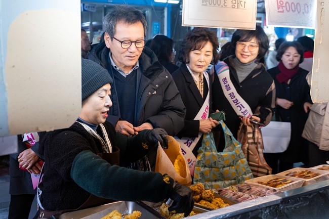▲ 강릉시가 설 명절을 앞두고 지역 상권에 활력을 불어넣기 위해 '2026년 설맞이 전통시장 장보기 행사 및 소비촉진 캠페인'을 전개했다. ⓒ강릉시