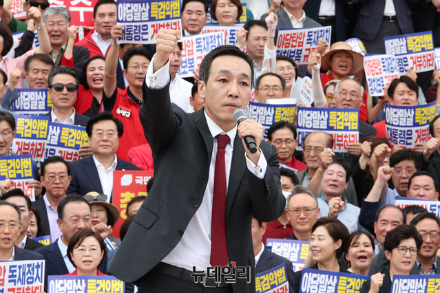 ▲ 김민수 국민의힘 최고위원이 지난해 9월 12일 국회 본청 앞 계단에서 열린 '야당탄압 독재정치 규탄대회'에서 발언을 하는 모습. ⓒ이종현 기자