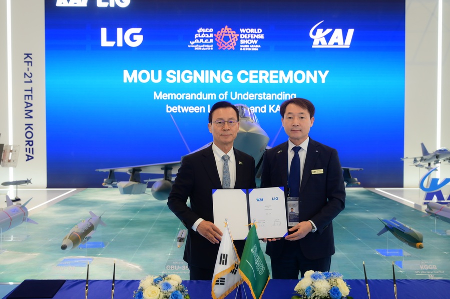 ▲ 신익현 LIG넥스원 대표(왼쪽)와 차재병 KAI 대표(오른쪽)가 기념촬영을 하고 있다. ⓒLIG넥스원