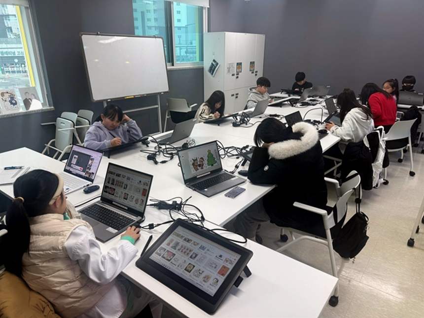 ▲ 의정부도시교육재단 고산청소년센터는 청소년을 대상으로 디지털 드로잉 프로그램‘디지털로 그리는 나만의 캐릭터, 고산 캔버스’를 운영했다 ⓒ고산청소년센터 제공