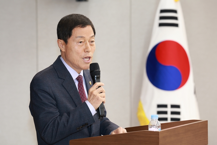 ▲ 김현문 의원이 11일 충북도의회 대회의실에서 열린 '지방분권화 시대 충북 소외·역차별 대응전략 정책토론회'에서 발언하고 있다. ⓒ충북도의회