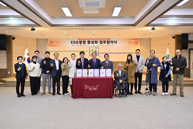 ▲ 속초시가 11일 시청 대회의실에서 관내 해양심층수 전문기업 ㈜글로벌심층수, 장애인기업 라이프바이최승원㈜과 ESG 경영 활성화를 위한 상생협약(MOU)을 체결했다. ⓒ속초시