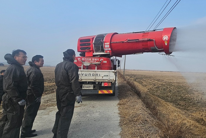 ▲ 당진 석문방조제 인근 철새도래지에서 광역방제기를 활용해 방역 작업을 실시하고 있다.ⓒ농협 충남세종본부