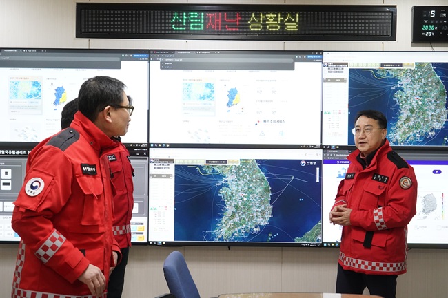 ▲ 김인호 산림청장(오른쪽 첫번째)이 11일 동부지방산림청 영월국유림관리소 산림재난상황실에서 영월 관내 기상여건과 산불발생현황 등을 점검하고 있다. ⓒ동부지방산림청