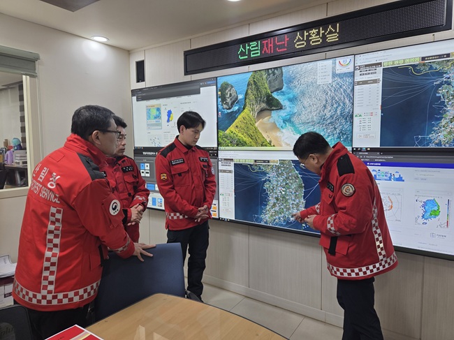 ▲ 김인호 산림청장이 11일 동부지방산림청 영월국유림관리소 산림재난상황실에서 영월 관내 기상여건과 산불발생현황 등을 점검하고 있다. ⓒ동부지방산림청