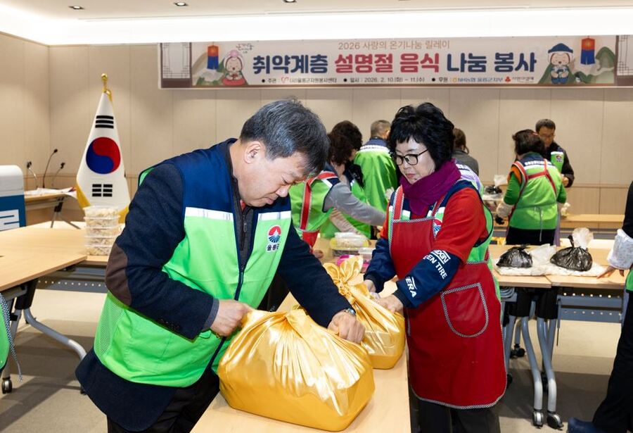 ▲ 남한권 울릉군수가 정성껏 준비한 음식 꾸러미를 묶고 있다.ⓒ울릉군