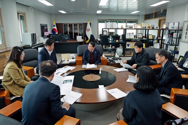 ▲ 태백시가 11일 신경호 강원특별자치도교육감과 면담을 갖고, 겨울철 학생 안전 확보와 교육환경 개선을 위한 주요 교육 현안을 건의했다. ⓒ태백시