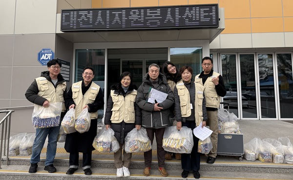 ▲ 자원봉사센터는 11일 동구 중동 7통 독거 어르신과 다문화가정을 찾아 라면과 떡국떡 등 생필품을 전달하고 안부를 살폈다.ⓒ대전자원봉사센터