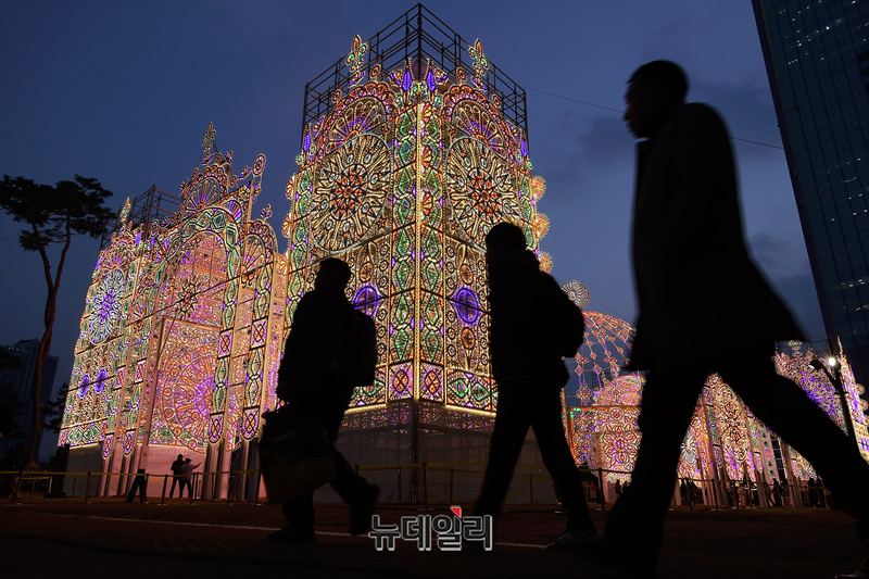 [영상] 3배 커진 롯데 루미나리에 월드파크광장에 점등