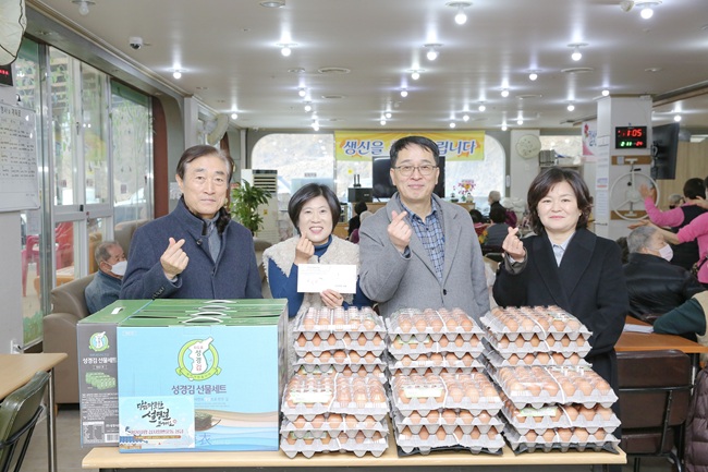 ▲ 횡성군은 11일 최태영 부군수와 이석원 횡성군사회복지협의회장이 함께 관내 사회복지시설을 방문해 입소자들의 안부를 묻고 시설 종사자들의 노고를 격려했다. ⓒ횡성군