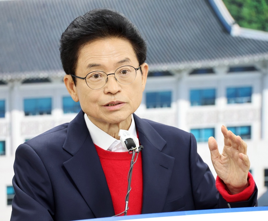 ▲ 이철우 경북도지사는 11일 도청 브리핑룸에서 기자회견을 열고 행정통합 관련 입장문을 발표하고 있다.ⓒ경북도