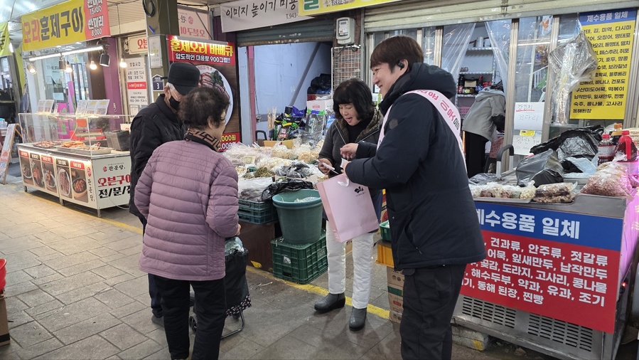 ▲ 동구청(청장 윤석준)이 민족 고유의 명절 설을 맞아 지역 내 고독사를 예방하고 겨울철 복지 위기가구를 선제적으로 발굴하기 위한 거리 홍보에 나섰다.ⓒ동구청