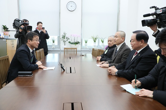 ▲ 김진태 강원특별자치도지사와 한기호 국회의원, 김시성 강원특별자치도의회 의장이 강원특별법 3차 개정안의 조속한 통과를 촉구하며 더불어민주당 한병도 원내대표와 면담을 가졌다. ⓒ강원특별자치도