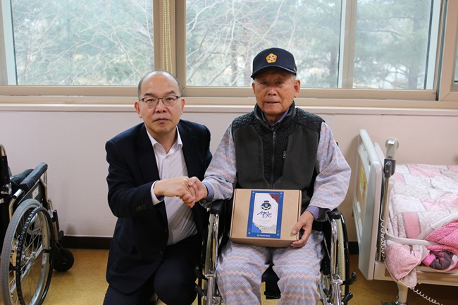 ▲ 윤종진 이사장이 설 명절을 앞두고 남양주보훈요양원을 방문해 국가유공자를 위문하고 있다. ⓒ한국보훈복지의료공단